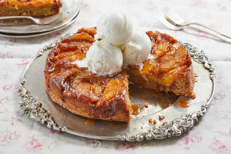 Caramel Apple Upside-Down Cake 